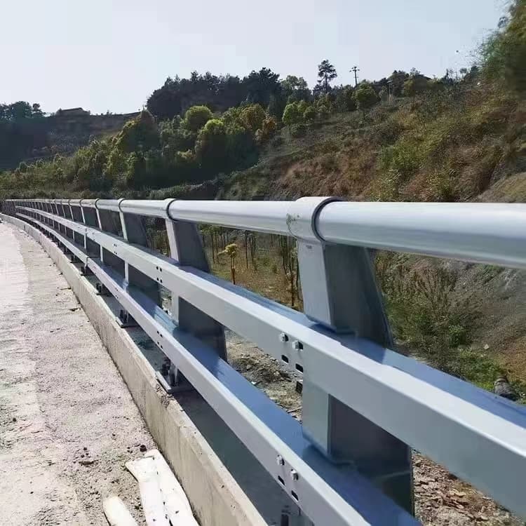 如(rú)何在安裝過程(chéng)中提高(gāo)橋梁防撞護欄的使(shǐ)用壽命?